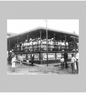 Foto Reunión en Heredia en 1909, casa González Flores, esquina Noroeste de la Parroquia.
